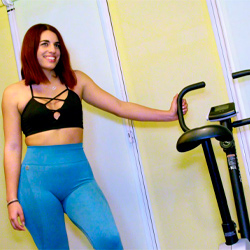 Rosie Cage, la cubanita Fitness. '¿Quieres ver lo que hago con la bici?' ¡Debuta en el porno con un madurito!